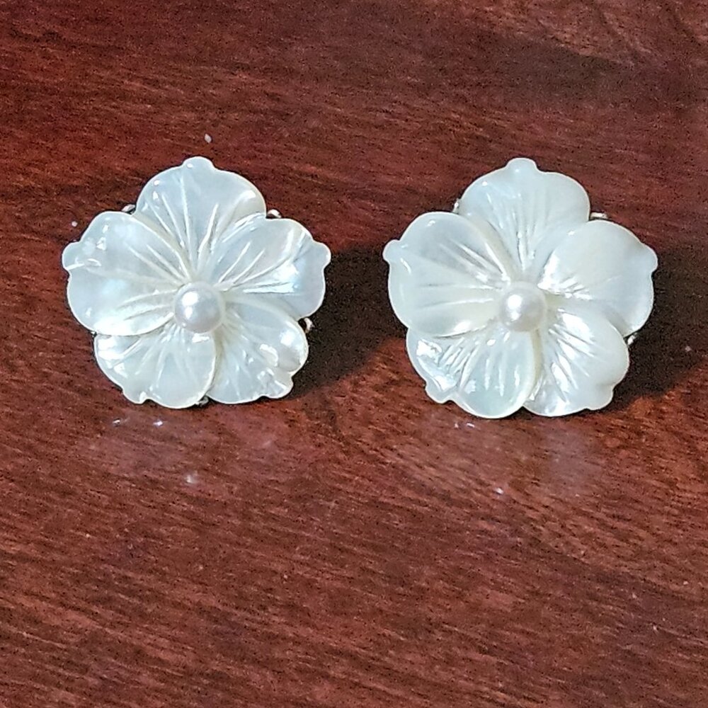 RARE HAUTE COUTURE STATEMENT SIMAN TU MOP CAMELLIA FLOWER CARVED EARRINGS
